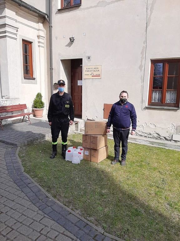 Województwo lubelskie: ilu wiernych, tyle maseczek. Strażacy przekazali kościołom środki do walki z pandemią