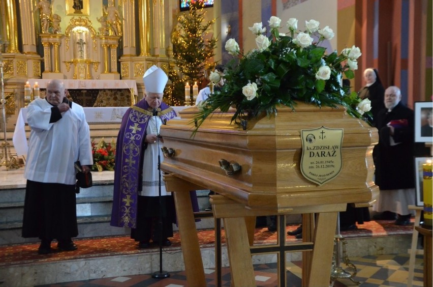 W Dubiecku koło Przemyśla odbył się pogrzeb ks. prał. Zdzisława Daraża [ZDJĘCIA]