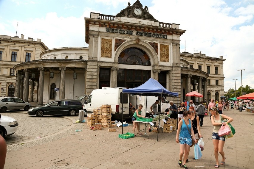 Niedzielne targowisko na Dworcu Świebodzkim, lipiec 2014