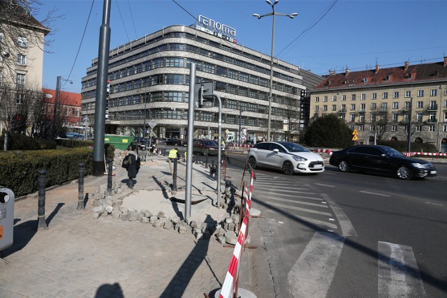 Na placu Kościuszki przechodniom może się wydawać, że remont powoli dobiega końca, tymczasem jest dopiero w połowie