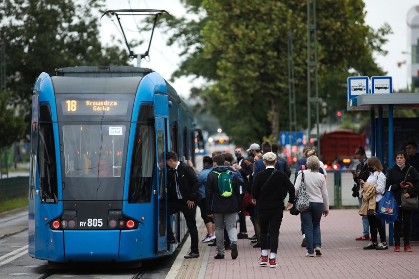 Kraków. Nadal milionowe straty w komunikacji miejskiej. Wpływy ze sprzedaży biletów wciąż są znacznie mniejsze niż przed pandemią