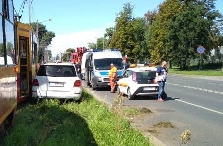 Wjechała w tramwaj linii 5. Wypadek na Limanowskiego ZDJĘCIA