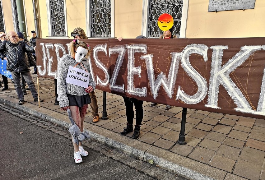 Kraków. Kolejny protest przed krakowską kurią przeciwko ukrywaniu przez kościół pedofilów [ZDJĘCIA] [9.12.]