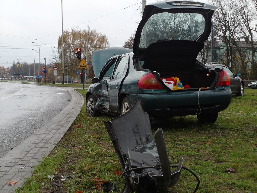 Wypadek na Włókniarzy w Łodzi. Kierowca pod wpływem alkoholu [ZDJĘCIA]