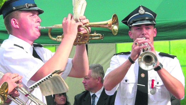 Pierwsze dożynki w powiecie kazimierskim już za pasem. Zaczyna gmina OpatowiecRobert Pluta (z prawej) jest kapelmistrzem orkiestry z Kociny.