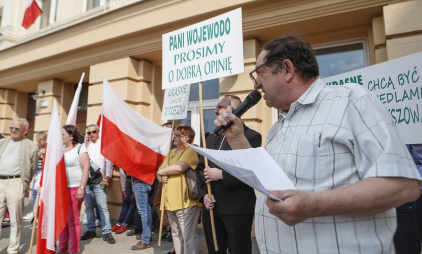 Pod urzędem wojewódzkim w Rzeszowie manifestowali dziś...