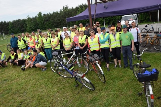 Prawie 50. uczestników rajdu rowerowego po gminie Topólka stawiło się na stadionie w Dębiankach. Rajd rowerowy w Topólce. Na dwóch kółkach przejechali pół gminy! [zdjęcia];nfPrzed wyruszeniem w trasę policjanci z miejscowego posterunku znakowali rowery. Potem wszyscy, ubrani w kamizeli odblaskowe, ruszyli w rajd po gminie przez Chalno, Kamieniec, Czamanin... Po powrocie można było uzupełnić stracone kalorie, konsumując upieczone w ognisku kiełbaski! Światowy Dzień Star Wars w Bydgoszczy.   