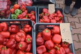 Ziemniaki, kapusta, pomidory, ogórki, śliwki, sałata, papryka na targu 29 sierpnia w Przysusze. Duży wybór warzyw. Zobaczcie zdjęcia
