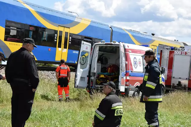 Do śmiertelnego wypadku na wysokości Gnieżdżewa (gmina Puck) doszło kilkanaście minut po godz. 12. Na niestrzeżonym przejeździe kolejowym tuż przy DW 216 autobus szynowy relacji Gdynia Główna - Hel potrącił kobietę. - Osoba była zakleszczona mniej więcej w połowie składu - relacjonuje mł. asp. Krzysztof Minga, rzecznik prasowy KP PSP Puck. - Błyskawicznie przystąpiliśmy do uwolnienia jej i próby przywrócenia funkcji życiowych. Mimo ponad półgodzinnej reanimacji, którą przeprowadzali strażacy i ratownicy medyczni, kobiety nie udało się uratować. Ze wstępnych danych wynika, że śmierć poniosła mieszkanka Gnieżdżewa, mająca ok. 50 lat. ZOBACZ TEŻ:  Śmiertelny wypadek w Gnieżdżewie - osobówka wjechała pod tira; | ZDJĘCIA, WIDEOJak mówią świadkowie zdarzenia, musiała zagapić się i nie zauważyć nadjeżdżającego szynobusu, który na tym odcinku jedzie bardzo powoli. Nic nie wskazywało również, by kobieta chciała popełnić samobójstwo. Na miejscu czynności prowadziła prokurator z Prokuratury Rejonowej w Pucku. (wideo: Echo Ziemi Puckiej)Wszystko działo się kilkanaście metrów od przystanku kolejowego w Swarzewie. Śmiertelne potrącenie rozregulowało na jakiś czas ruch pociągów i szynobusów na tym odcinku. Pasażerowie - w dużej mierze turyści wybierający się na letni wypoczynek na Półwysep Helski i do Władysławowa byli zmuszeni opuścić wagony i z bagażami oraz torbami w rękach w dalszą podróż udali się podstawioną komunikacją autobusową. Oprócz prokuratora oględziny i śledztwo prowadzą funkcjonariusze KPP Puck. Sprawdzili stan techniczny pociągu, przesłuchali maszynistę i sporządzili dokumentację fotograficzną. Wszystko wskazuje na to, że mieliśmy do czynienia z nieszczęśliwym wypadkiem - mówią policjanci.