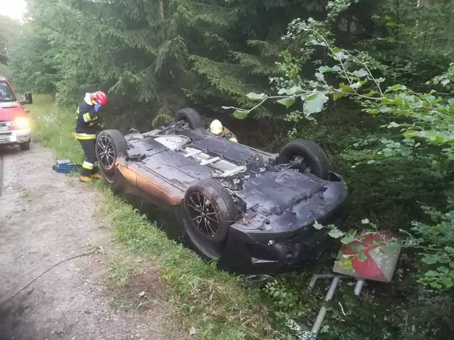 Na drodze powiatowej między Przechlewem a Koczałą doszło do groźnie wyglądającego wypadku. Interweniowali strażacy z OSP Przechlewo.