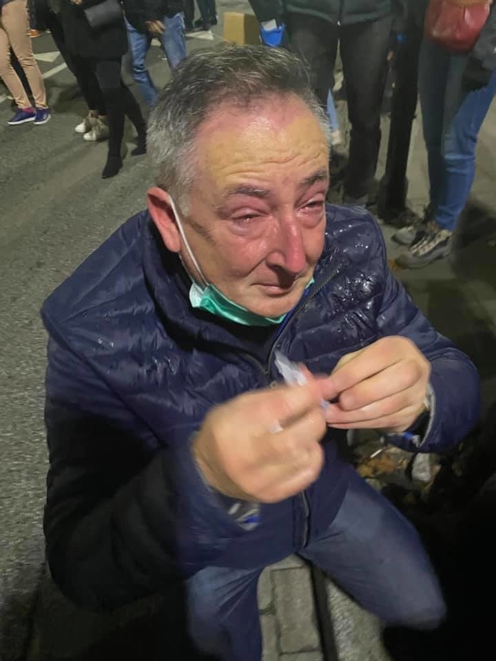 Świętokrzyski poseł Koalicji Obywatelskiej Bartłomiej Sienkiewicz podczas piątkowej manifestacji w Warszawie został "potraktowany gazem" 