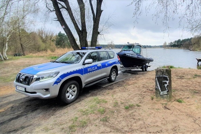 Policjanci zwodowali w Pieczyskach kolejną łódź, która...