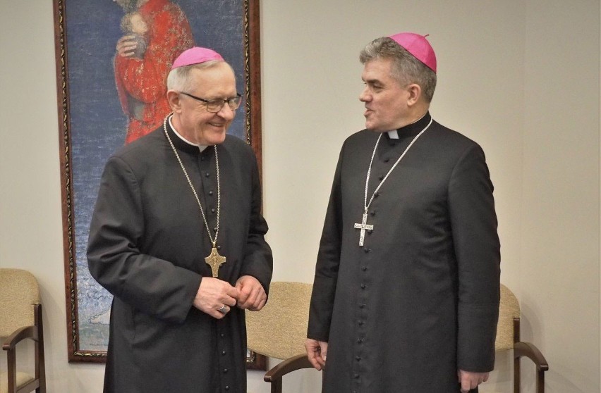 W sobotę obecny biskup koadiutor Zbigniew Zieliński (z...