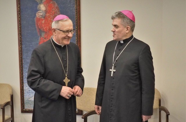 W sobotę obecny biskup koadiutor Zbigniew Zieliński (z prawej) zastąpi oficjalnie biskupa Edwarda Dajczaka (z lewej) na stanowisku głowy diecezji koszalińsko-kołobrzeskiej