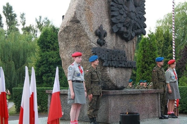 Pod pomnikiem "Harcerzy poległych za Ojczyznę&#8221; uroczystą wartę objęli żołnierze oraz młodzi harcerze.