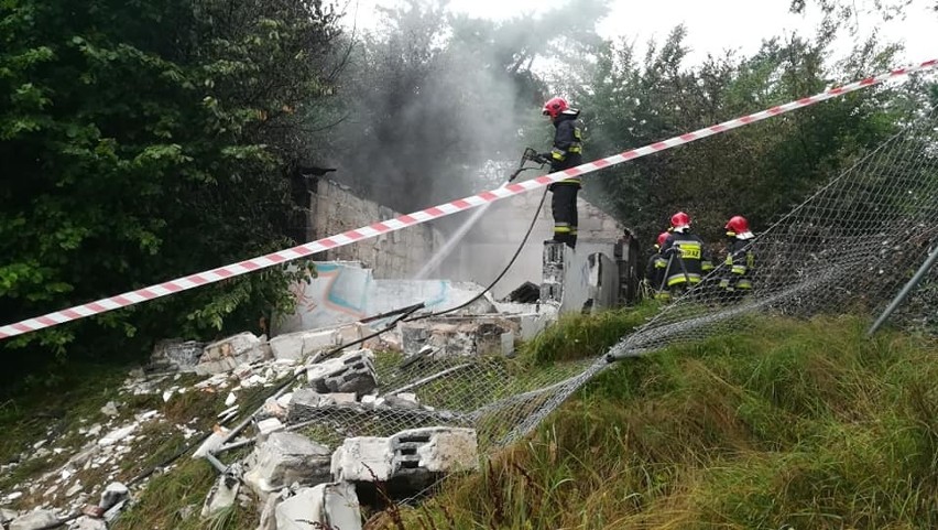 Pożar budynku w Policach. Zawaliła się ściana. Na szczęście nie ma poszkodowanych 