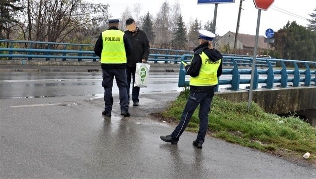 Policjanci rozdają odblaski pieszym na ulicy Brodzińskiego w Proszowicach
