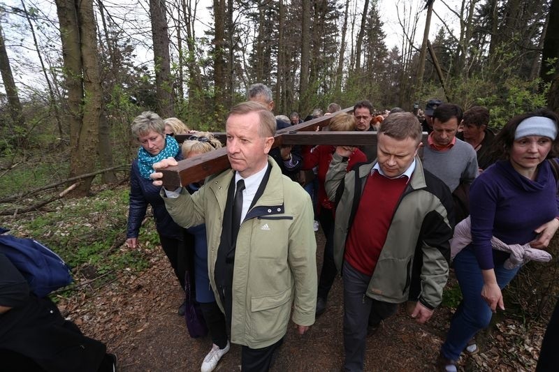 Wielkopiątkowa Droga Krzyżowa na Święty Krzyż