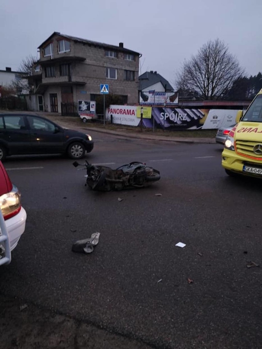 Wypadek w Kiełpinie 3.01.2020. Zderzenie samochodu osobowego z motorowerem. Poszkodowanego przetransportował śmigłowiec LPR