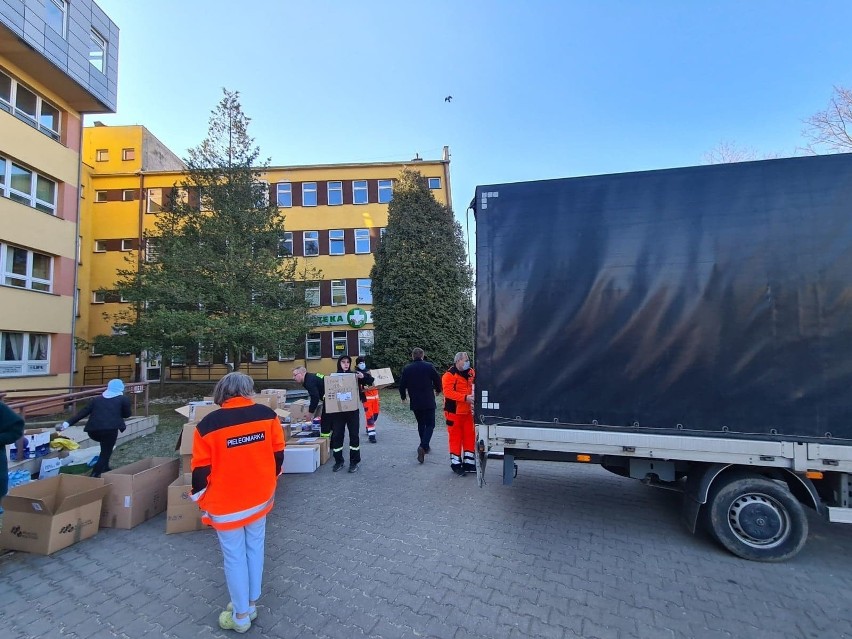 Zbiórka darów dla Ukrainy przed szpitalem we Włoszczowie przerosła najśmielsze oczekiwania (ZDJĘCIA)
