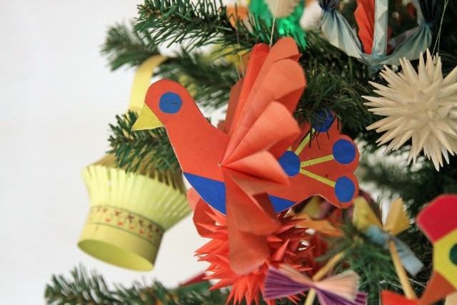 Zanim w naszych domach zagościły świąteczne choinki, dekorowano je innymi ozdobami.  Do ich przygotowania wykorzystywano wiecznie zielone gałęzie, słomę i inne naturalne materiały.