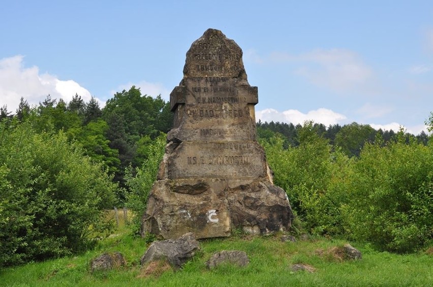 Obelisk na Przełęczy Sanguszki w Harbutowicach