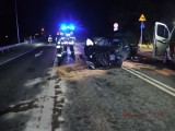 Nocny wypadek w Łąkcie Górnej. Na DW 965 zderzyły się czołowo renault i seat. Są osoby ranne