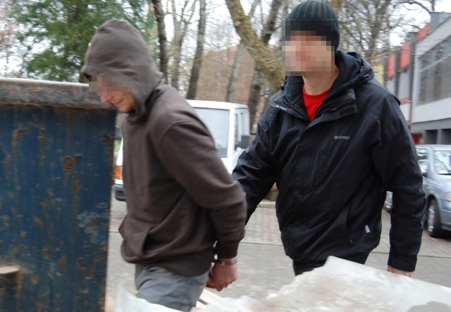Napady w Koszalinie. Bandyci doprowadzeni do prokuratury