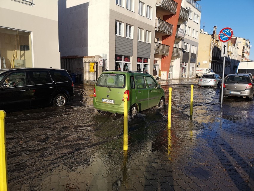 Sztorm spowodował, że ulice przy kanale portowym w Świnoujściu są zalane. Morze zabrało plażę [ZDJĘCIA]