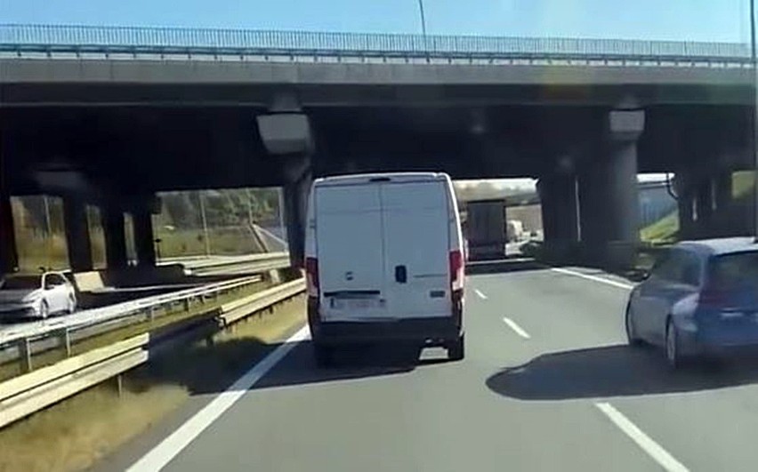 Bus blokuje karetkę w Katowicach na autostradzie A4. "Zabrać prawo jazdy dożywotnio!"