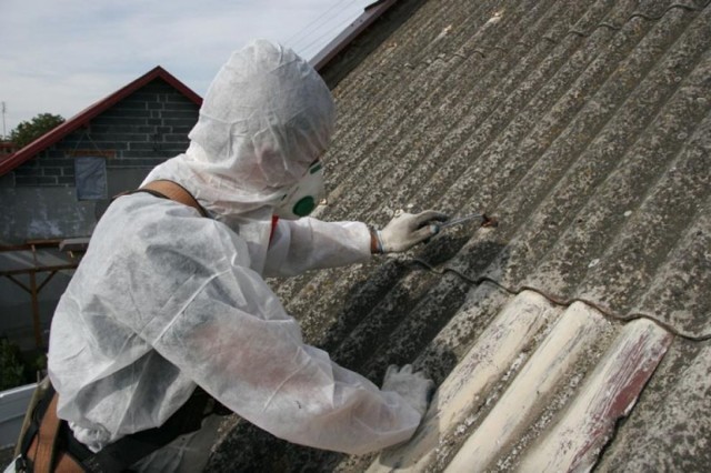 Usuwanie szkodliwego azbestowego dachu
