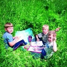 Dzieci - są niskie, ruchliwe, ich ciało wydziela więcej potu i ciepła - szczególnie chętnie przyciągają ukryte w trawie kleszcze