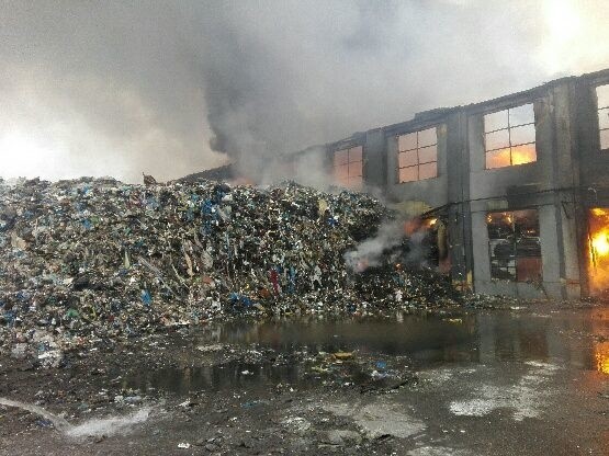 Wielki pożar w Kluczach. Płonęła hala pełna śmieci przy ul. Osada