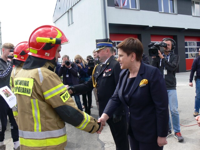 Wicepremier Beata Szydło podziękowała w Sandomierzu strażakom za trud i poświęcenie.