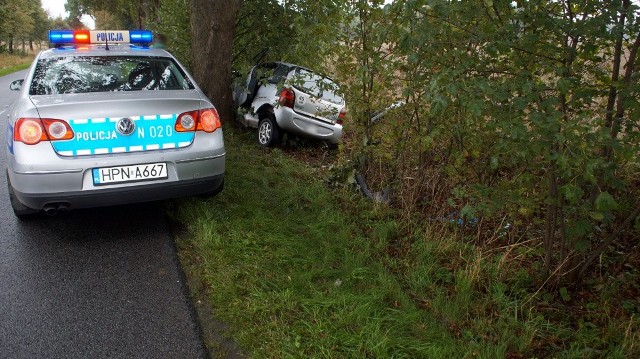 Dziś w godzinach południowych, w okolicach miejscowości Grabin, doszło do zdarzenia drogowego. Kierujący samochodem osobowym marki Chatenet z niewyjaśnionych powodów zjechał na pobocze drogi i uderzył w drzewo.