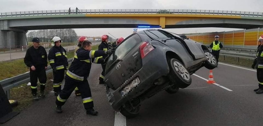 Radule. Toyota dachowała na drodze ekspresowej S8 w kierunku na Białystok. Dwie osoby ranne [ZDJĘCIA]