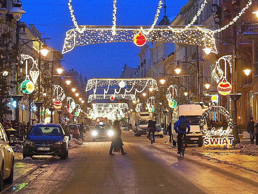 Znikają świąteczne dekoracje z ulicy Piotrkowskiej w Łodzi. W weekend rozebrana będzie też choinka
