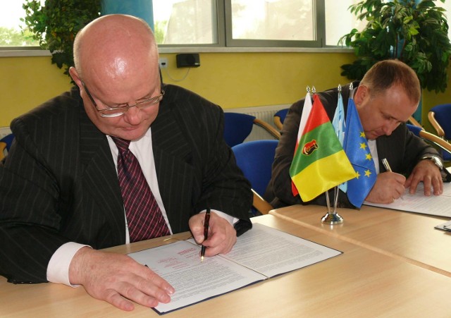 Prezydent Stalowej Woli Andrzej Szlęzak i wójt Bojanowa Sławomir Serafin byli jednymi, którzy podpisali porozumienie międzygminne.