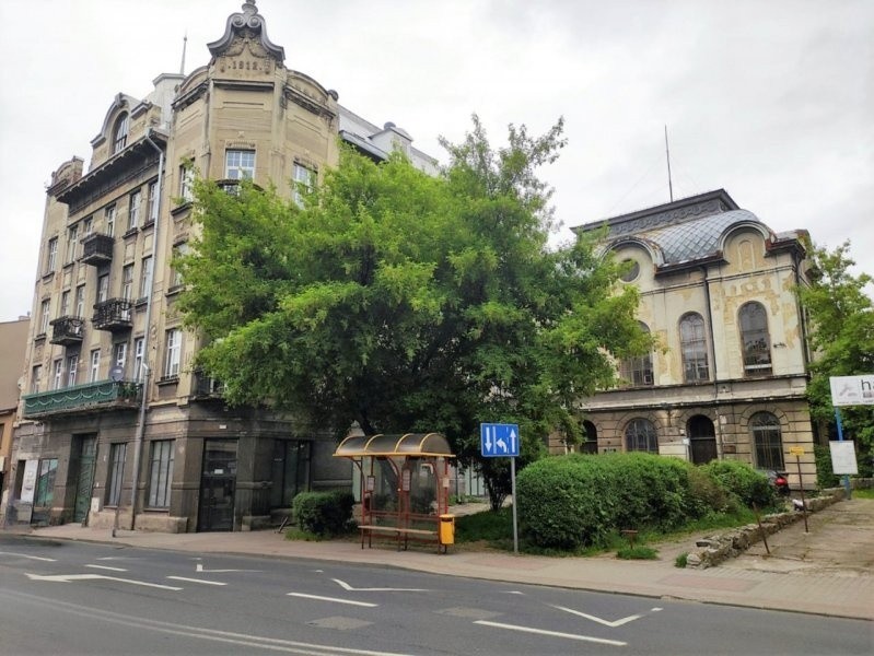 Obecny wygląd placu przed synagogą przy ul. Słowackiego w...