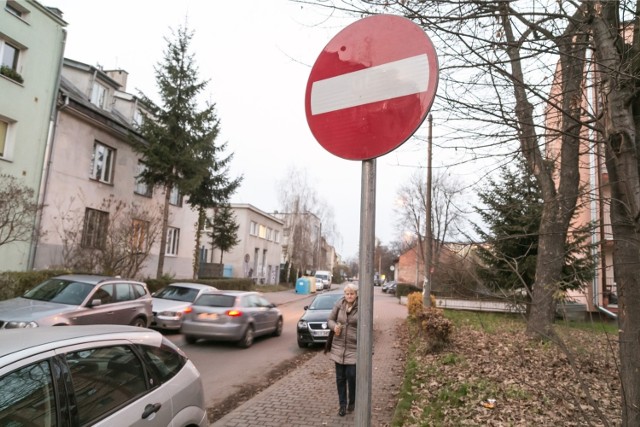 Kierowcy zapominają lub lekceważą nową organizacje ruchu na ulicy Siemaszki w Krakowie