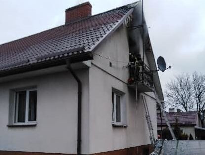 Bielsk Podlaski. Pożar przy ul. Żarniewicza. Zapaliło się poddasze [ZDJĘCIA]