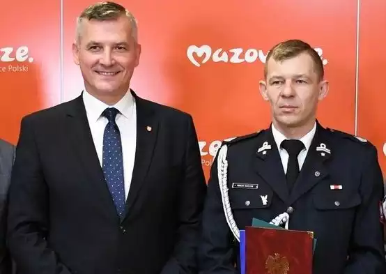 Druh Marcin Marczak z Ochotniczej Straży Pożarnej w Maruszowie z wicemarszałkiem Rafałem Rajkowskim. Więcej na kolejnych zdjęciach