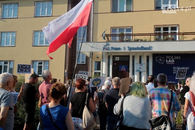 Protest przed siedzibą PiS w Szczecinie po środowych wydarzenia w Sejmie