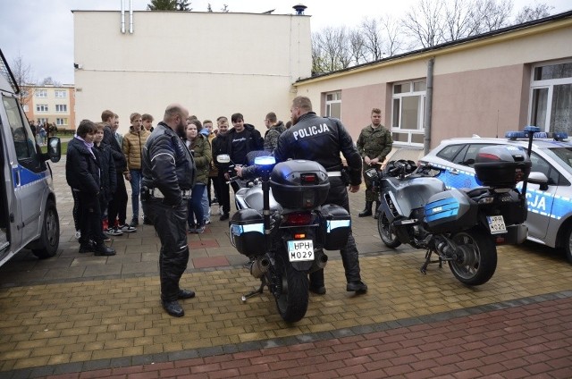 W miniony piątek w Zespole Szkół imienia Korpusu Ochrony Pogranicza w Szydłowcu odbył się „Dzień otwarty szkoły”, w którym udział wzięli policjanci.