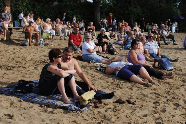 Było ciepło, słonecznie, kapele podwórkowe grały na scenie usytuowanej na brzegu, widownia była na plaży