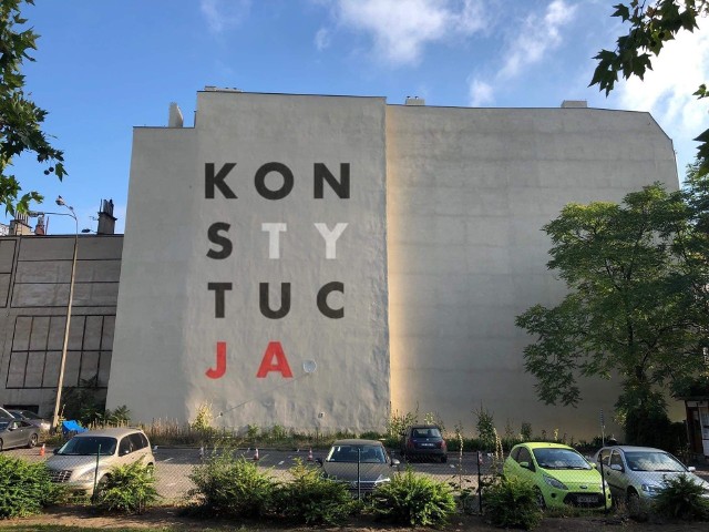 W centrum Poznania może powstać mural z napisem "KONSTYTUCJA". Inicjatorzy zbierają obecnie opinie na jego temat.