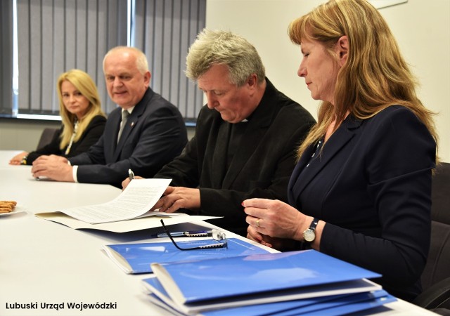 Umowy na dofinansowanie prac konserwatorskich podpisywano w Lubuskim Urzędzie Wojewódzkim.