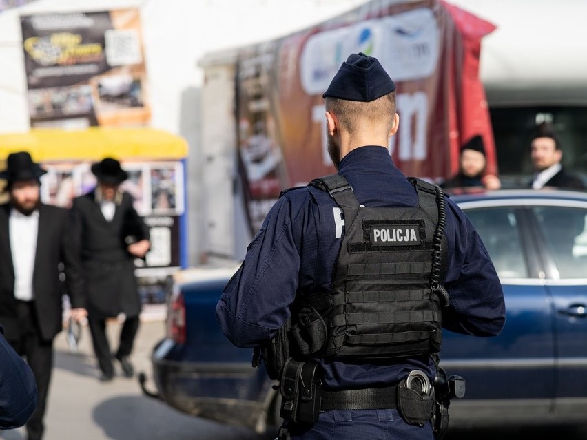 Zobacz, jak policja zabezpiecza pielgrzymkę chasydów w Leżajsku [ZDJĘCIA]