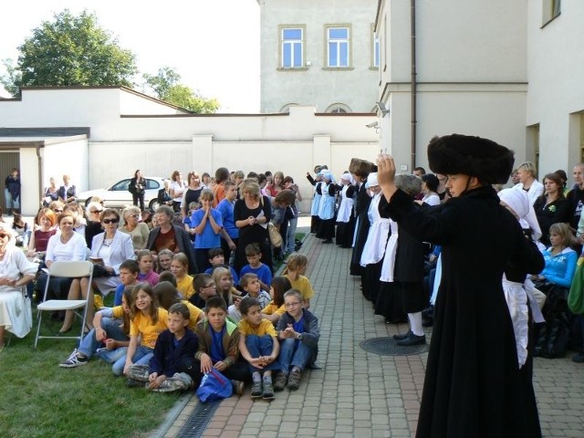 We wtorek publiczności szczególnie podobały się tańce żydowskie w wykonaniu uczniów z gimnazjum w Woli Jachowej.