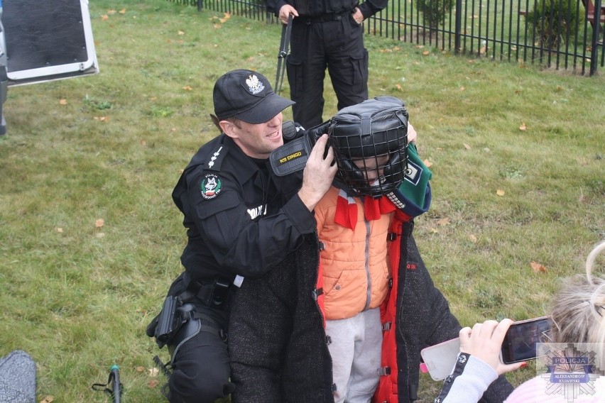 Policjanci rozmawiali z dziećmi  w wieku 4,5 i 6 lat o...